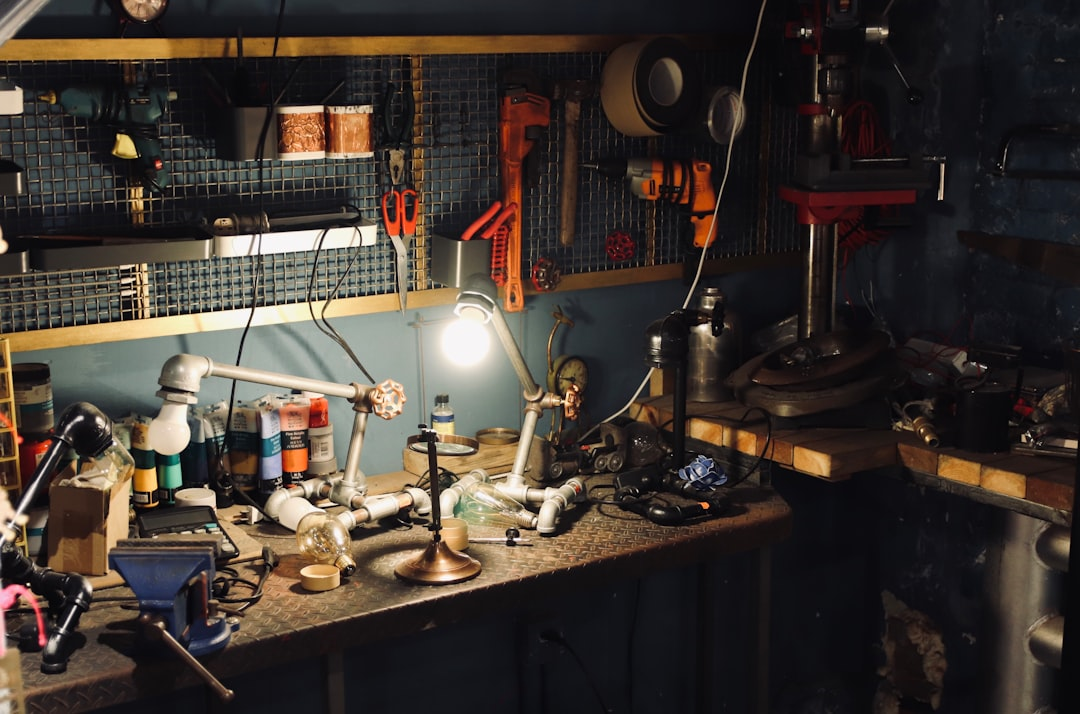 Coche clásico en proceso de restauración en el taller